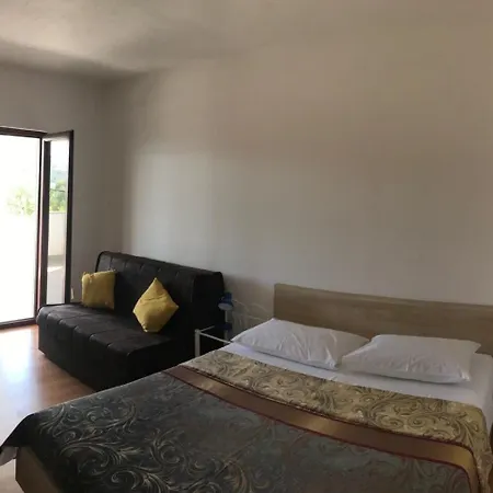 Deni - 30 M From Sea Apartment