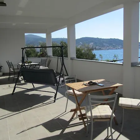Deni - 30 M From Sea Apartment