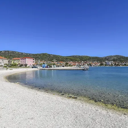 Deni * Vinišće